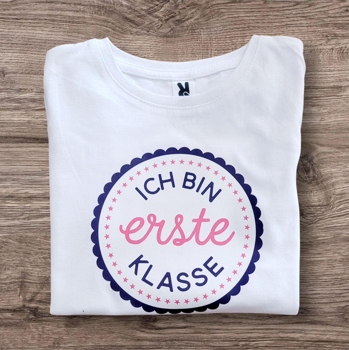 Schulkind Shirt - Ich bin erste Klasse Button Design nach Ranzenfarben